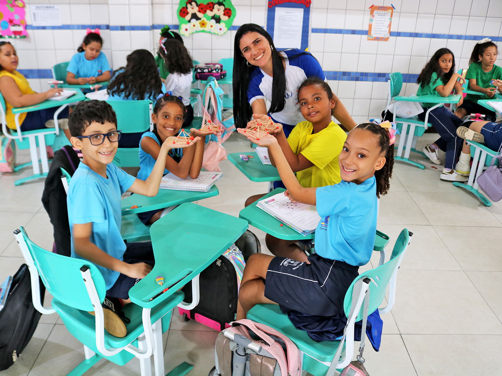 CONSTRUÇÃO DE PRISMAS E PIRÂMIDES - 3º ANO - 23/10/2023